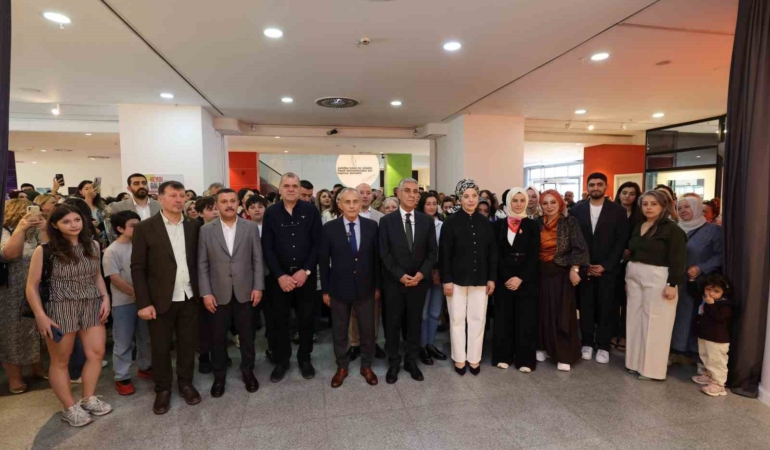 Küçükçekmece’de ‘Kendi Gölgemde’ sergisi açıldı