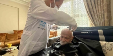 Pendik’te yatağa bağımlı hastalara berber hizmeti devam ediyor