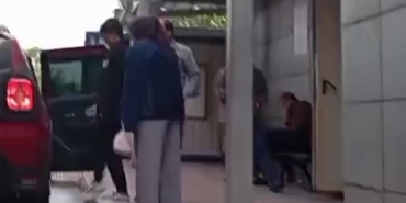 Kamyonetin altında kaldılar, yürüyerek taburcu oldular