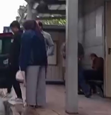 Kamyonetin altında kaldılar, yürüyerek taburcu oldular