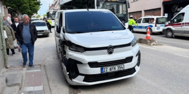 Edirne’de kontrolden çıkan panelvan park halindeki araçlara çarptı: 2 yaralı