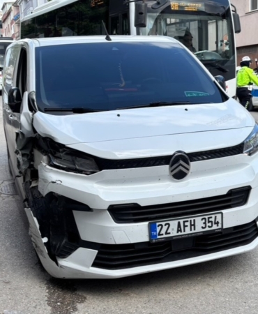 Edirne’de kontrolden çıkan panelvan park halindeki araçlara çarptı: 2 yaralı