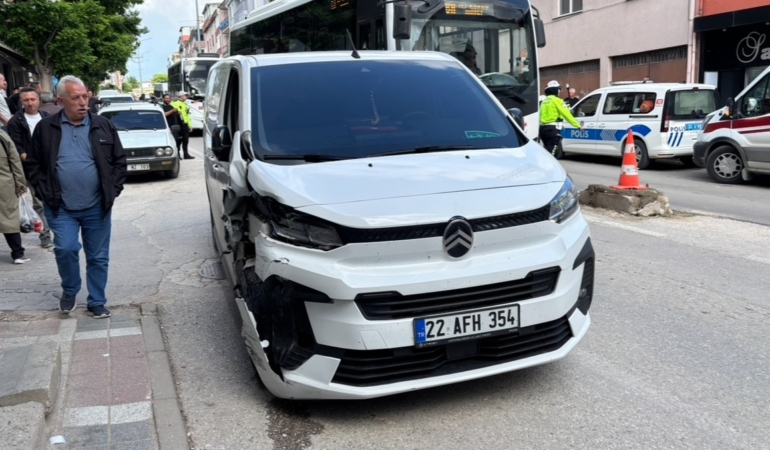 Edirne’de kontrolden çıkan panelvan park halindeki araçlara çarptı: 2 yaralı