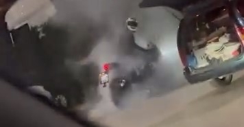 Akaryakıt istasyonu içinde lastik yakan motosiklet böyle görüntülendi