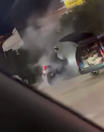 Akaryakıt istasyonu içinde lastik yakan motosiklet böyle görüntülendi