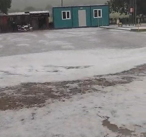 Ayvacık’ta dolu yağışı yolları beyaza bürüdü