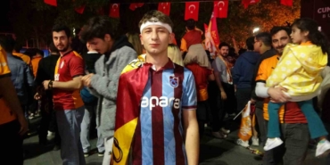 Trabzonlu taraftar Galatasaray’ın şampiyonluk kutlamasına katıldı