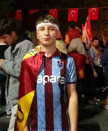 Trabzonlu taraftar Galatasaray’ın şampiyonluk kutlamasına katıldı
