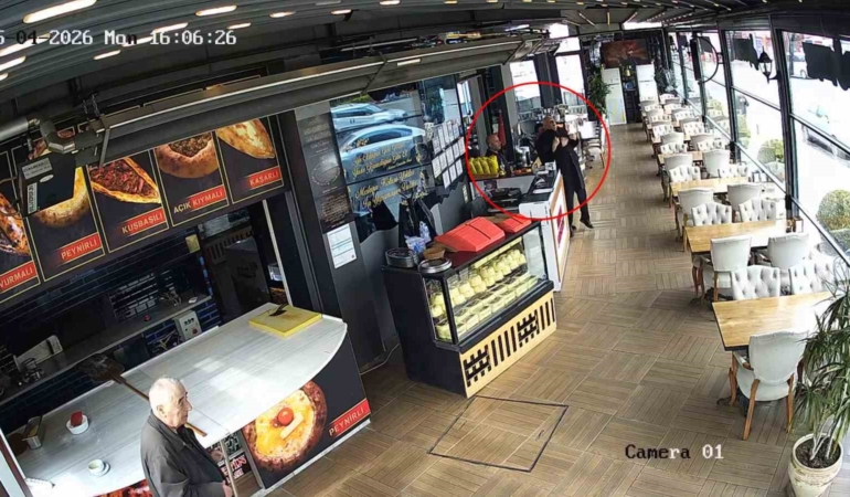 Pendik’te soluk borusuna ekmek kaçan müşteri heimlich manevrasıyla kurtarıldı