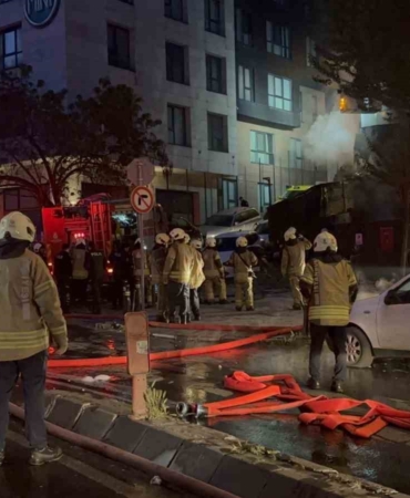 Motosiklet alev aldı, alevler 4 katlı binayı ve girişteki iş yerini sardı