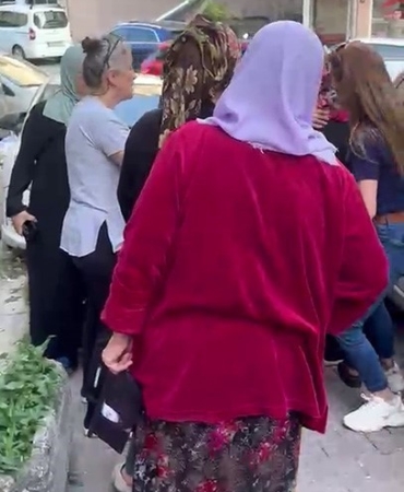 Kızını vuran damadını öldüren kayınvalideyi komşuları alkışlarla karşıladı