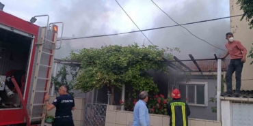 Çan’da alevlere teslim olan ahşap ev kullanılmaz hale geldi