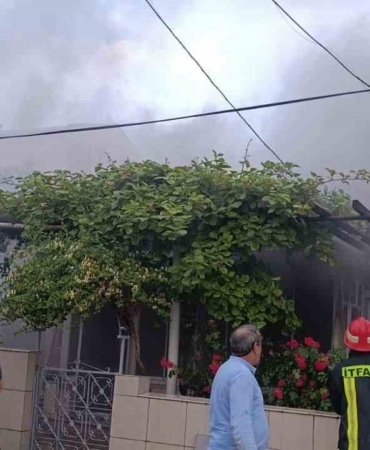 Çan’da alevlere teslim olan ahşap ev kullanılmaz hale geldi