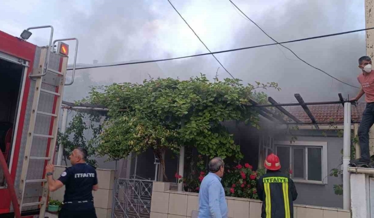 Çan’da alevlere teslim olan ahşap ev kullanılmaz hale geldi