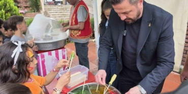 Balıkesir’de çocuklara şenlik havasında hediye yağmuru