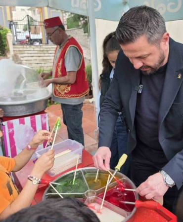 Balıkesir’de çocuklara şenlik havasında hediye yağmuru