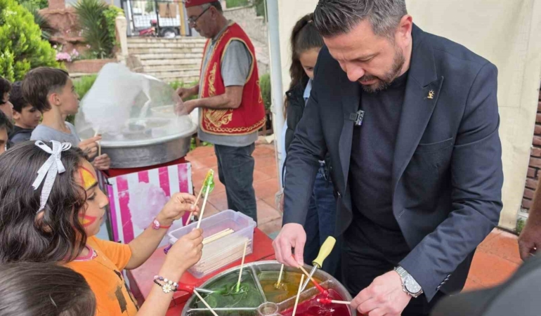 Balıkesir’de çocuklara şenlik havasında hediye yağmuru