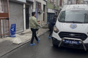 Eski kız arkadaşının evinde gördüğü adamı bıçakladı