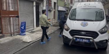 Eski kız arkadaşının evinde gördüğü adamı bıçakladı