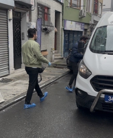 Eski kız arkadaşının evinde gördüğü adamı bıçakladı