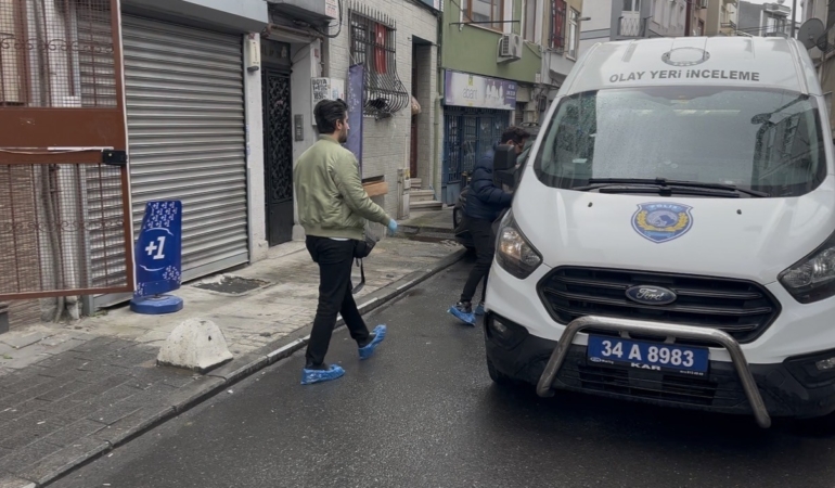 Eski kız arkadaşının evinde gördüğü adamı bıçakladı