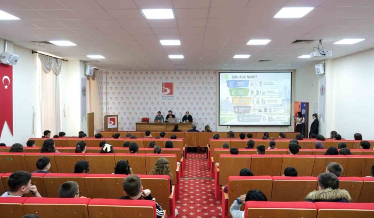 BŞEÜ’de geri dönüşüm malzemeleri sanata dönüştü