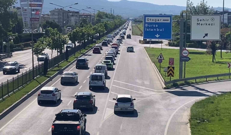 Bayram dönüş trafiği İnegöl’de yoğunlaştı