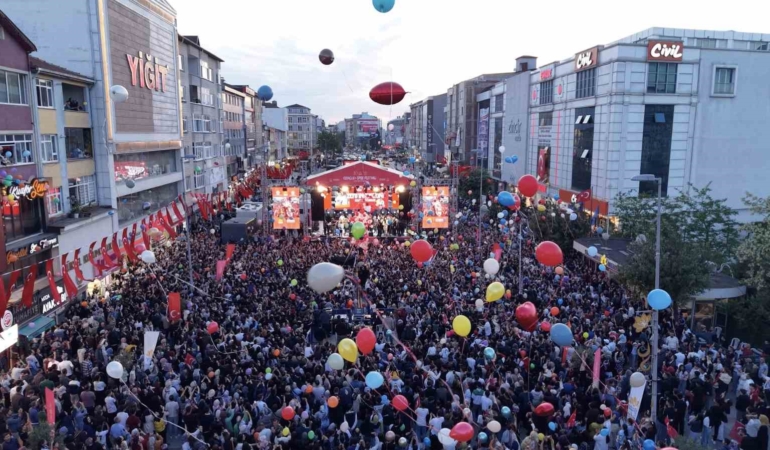 Sultanbeyli’de kanseri yenen Zeyd için binlerce balon gökyüzüne bırakıldı