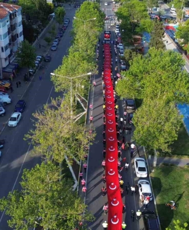 Tekirdağ’da dev bayrakla gençlik yürüyüşü