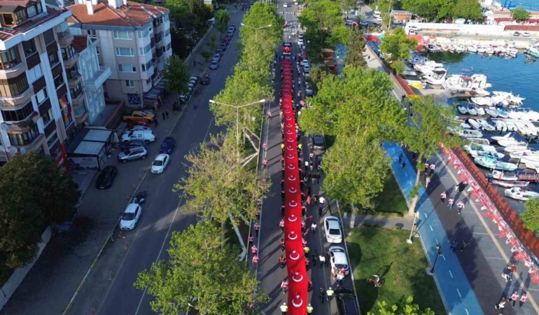 Tekirdağ’da dev bayrakla gençlik yürüyüşü