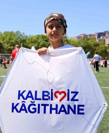 Kağıthane’de gökyüzü şenlendi: 15 bin uçurtma dağıtıldı, dereceye girenlere ödül yağdı