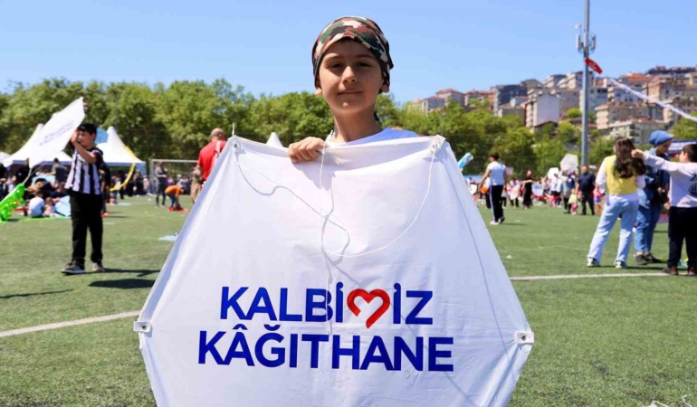 Kağıthane’de gökyüzü şenlendi: 15 bin uçurtma dağıtıldı, dereceye girenlere ödül yağdı