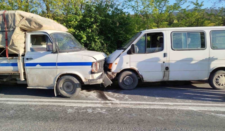 İki araç kafa kafaya çarpıştı, 1 yaralı