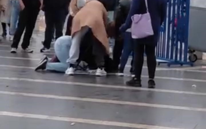 Bursa’da engelli vatandaşa meydan ortasında saldırı: Kadınlar tekme tokat darp etti