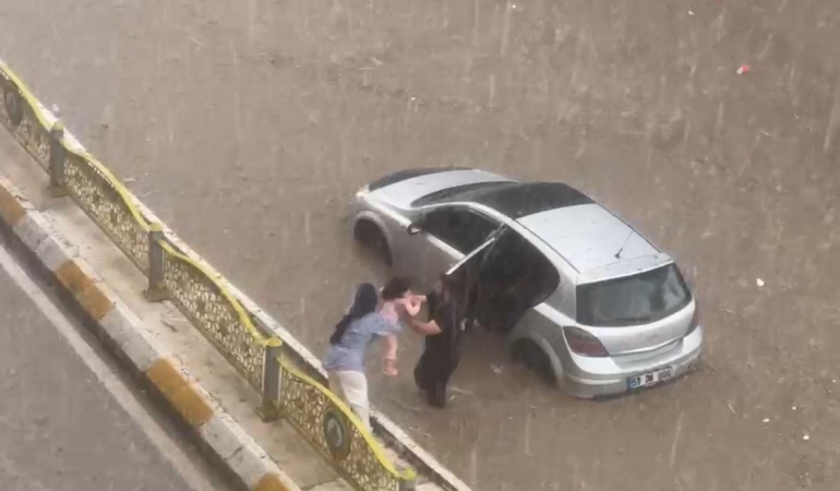 Edirne’de yollar göle döndü: Araçlar mahsur kaldı