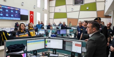 Vali Sözer 112 Acil Çağrı Merkezi’nde bayram mesaisi yapan personelle buluştu