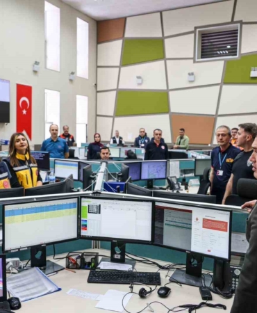 Vali Sözer 112 Acil Çağrı Merkezi’nde bayram mesaisi yapan personelle buluştu