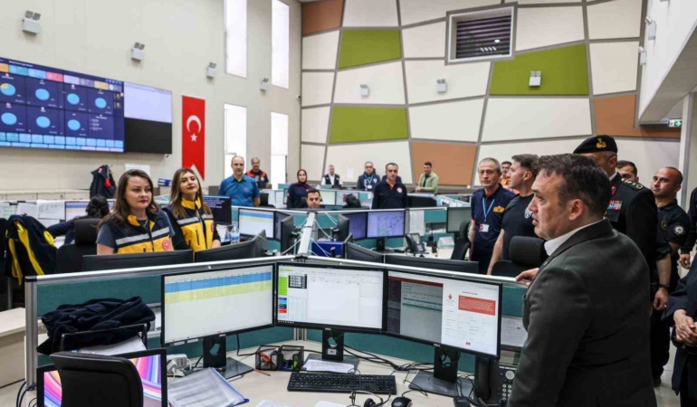 Vali Sözer 112 Acil Çağrı Merkezi’nde bayram mesaisi yapan personelle buluştu