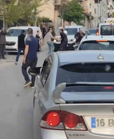Trafikte döner bıçaklı kavga kamerada