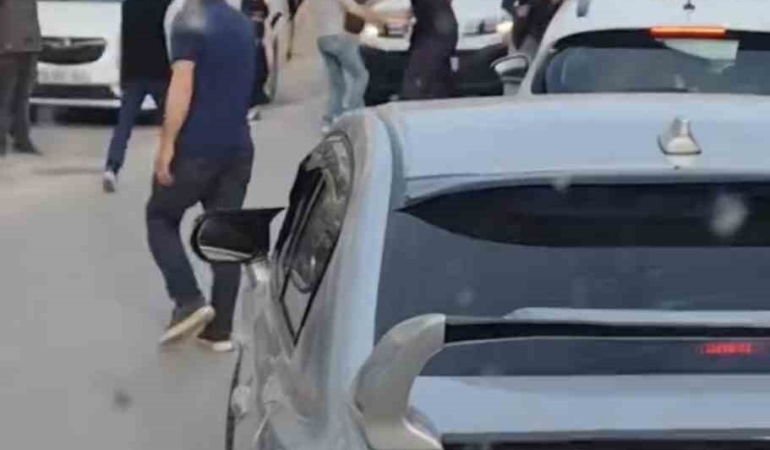 Trafikte döner bıçaklı kavga kamerada