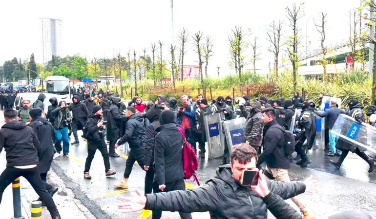 Mecidiyeköy’de izinsiz yürüyüşe polisten müdahale