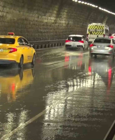 İstanbul güne sağanak yağışla başladı: Maltepe’de Altıntepe Tüneli’ni su bastı