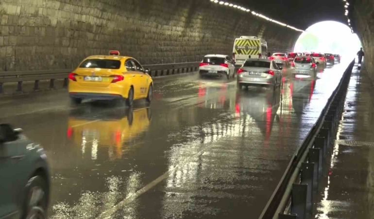 İstanbul güne sağanak yağışla başladı: Maltepe’de Altıntepe Tüneli’ni su bastı