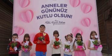 Çocuklar Sanat Sokağı’nı bu kez anneleri için renklendirdi