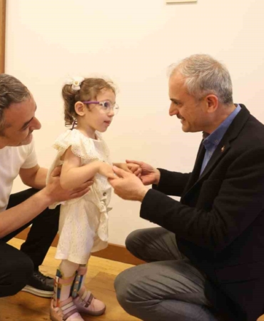 Çayırova Belediyesinden serebral palsi hastası Lina’ya fizik tedavi desteği