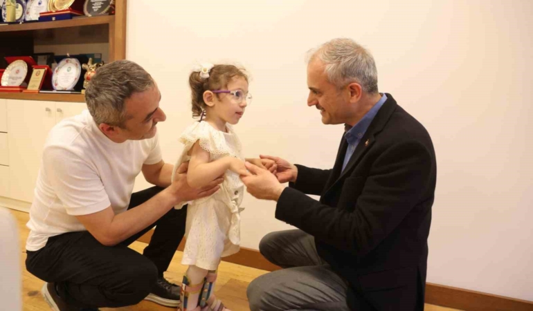 Çayırova Belediyesinden serebral palsi hastası Lina’ya fizik tedavi desteği