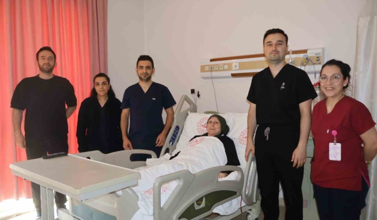 5 saat süren mikro operasyon başarıyla tamamlandı: Kendi dokusuyla hayata tutundu