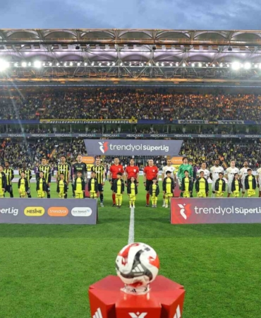 Trendyol Süper Lig: Fenerbahçe: 0 - Eyüpspor: 2 (İlk yarı)