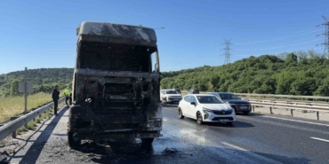 Eyüpsultan’da seyir halindeki tır alev alev yandı