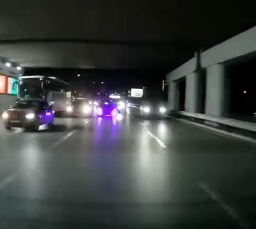 Makas atarak trafiği tehlikeye düşüren araç kamerada